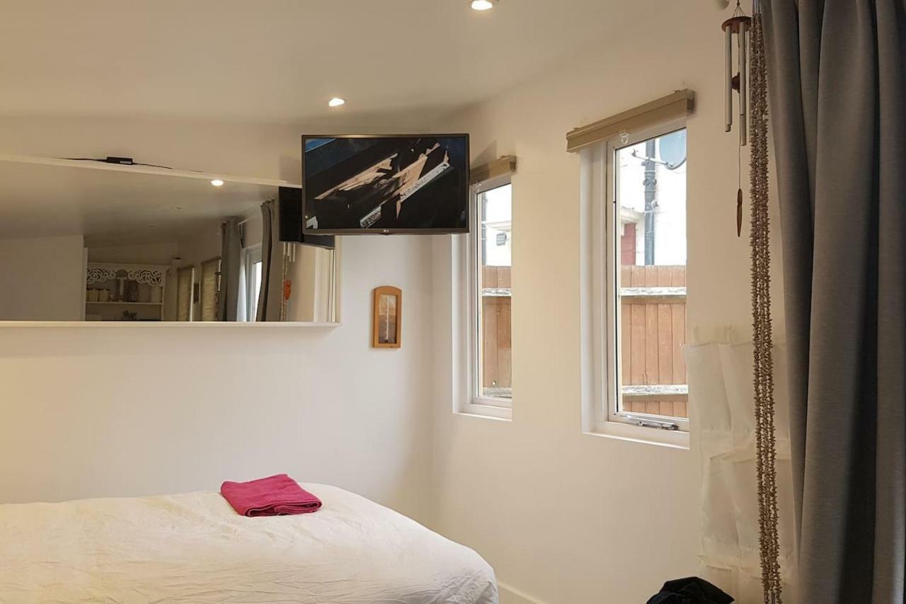 Urban Log Cabin Near Zone 2 Tube London Exterior photo